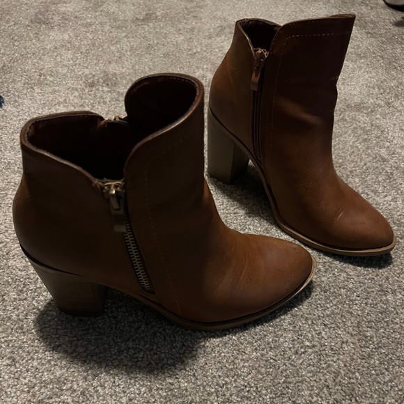 Brown boots - Picture 1 of 2